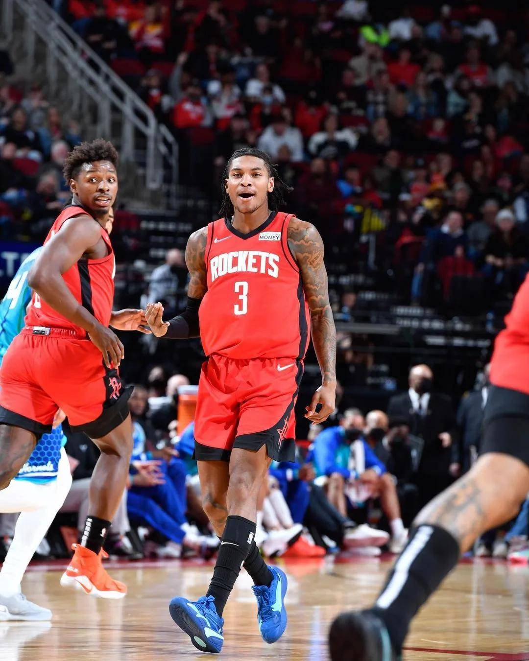 转折点！成都蓉城更衣室发声，NBA常规赛清晨攻防权衡，话题不断，团队化学反应显著(蓉城助教河大成赛前到国安更衣室)-爱游戏网页版