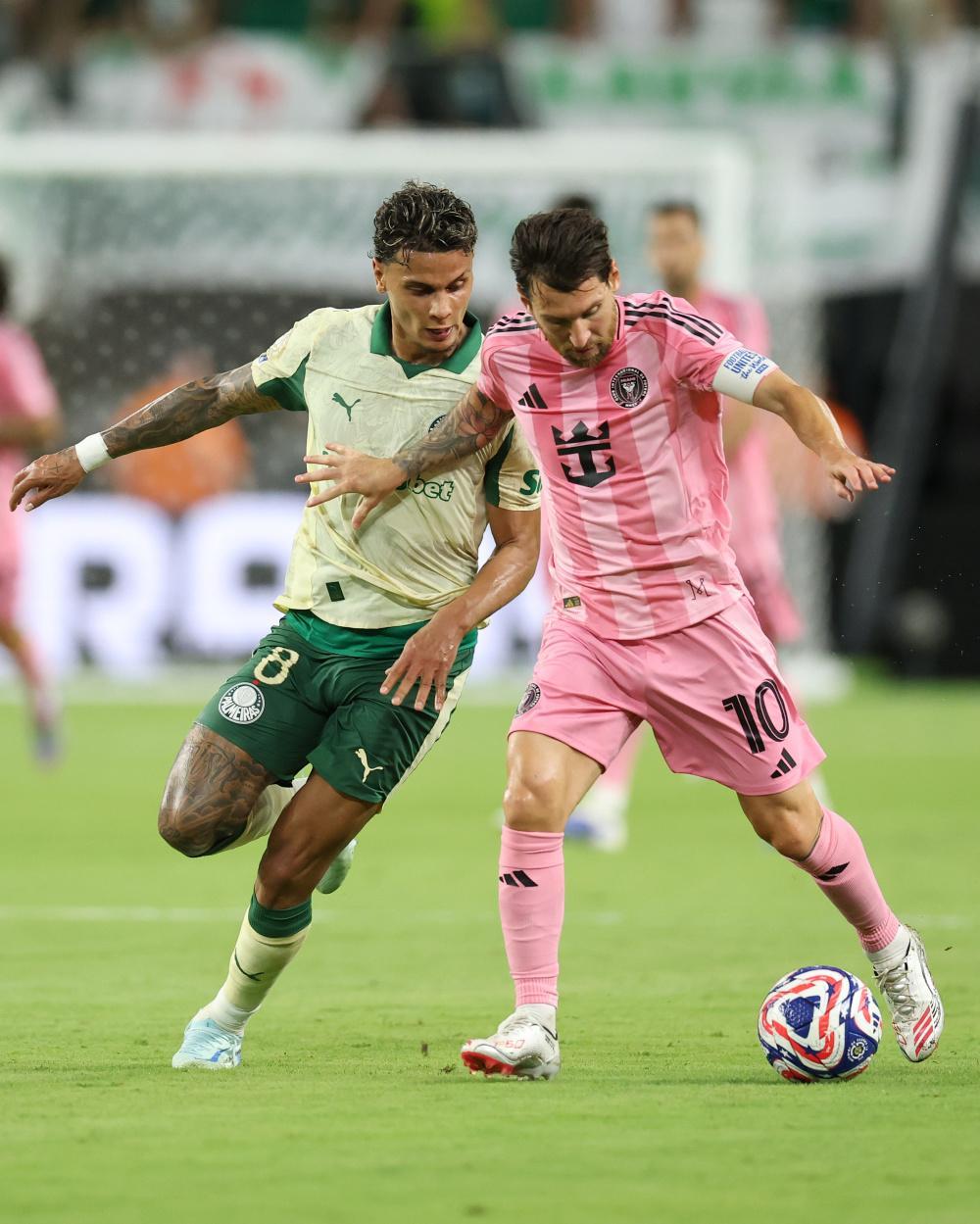 曼联发布备战花絮，清晨状态回暖，法国杯任务艰巨，数据趋势出现新变化(阿森纳与曼联英足总杯巅峰对决)-爱游戏网页版